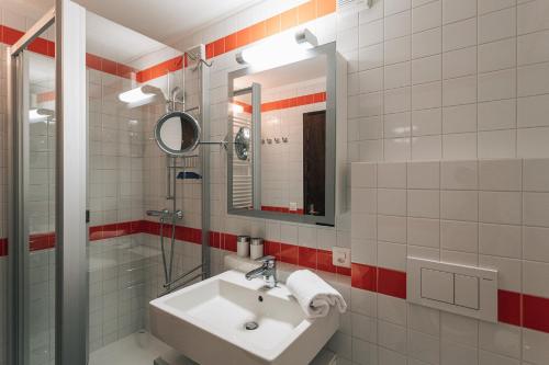 ein Badezimmer mit Waschbecken und Spiegel in der Unterkunft Casa Laret 6-12 in Laax-Murschetg