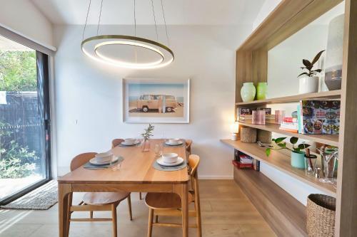 Η κουζίνα ή μικρή κουζίνα στο Central Ocean Grove Hideaway Pet Friendly