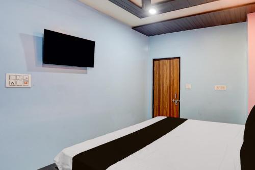 Un televizor și/sau centru de divertisment la SPOT ON Isshu Hotel And Restaurant