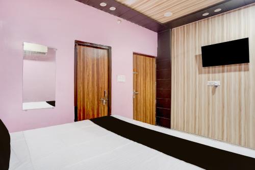 Un televizor și/sau centru de divertisment la SPOT ON Isshu Hotel And Restaurant