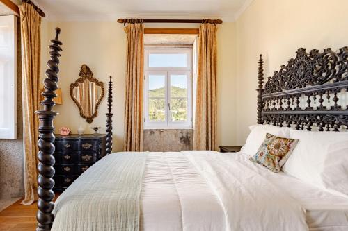 una camera da letto con un letto grande e una finestra di Casa dos Avós a Perre