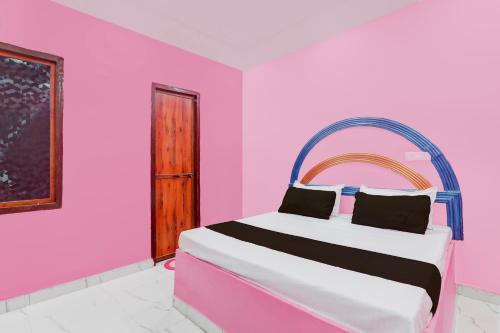 Giường trong phòng chung tại SPOT ON by OYO S R Palace