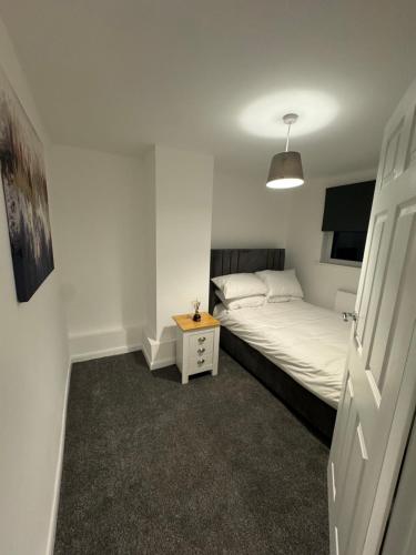 Postel nebo postele na pokoji v ubytování JRC 224 Modern 2-Bed Home in Balderton, Newark