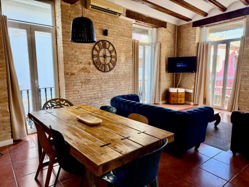ein Esszimmer mit einem Holztisch und Stühlen in der Unterkunft Teixidors de Palomar - PalomarGroup in Valencia