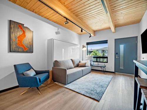 een woonkamer met een bank en een stoel bij Uprise 3 Bridgewater Lofts in Spokane