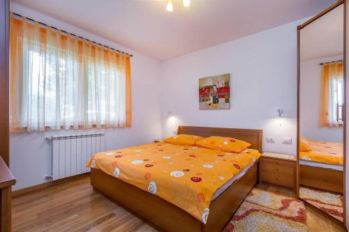 a bedroom with a bed and a mirror at Villa Cera in Vodnjan