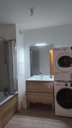 a kitchen with a sink and a washing machine at T3 lumineux avec balcon, proche des transports in La Celle-sous-Gouzon