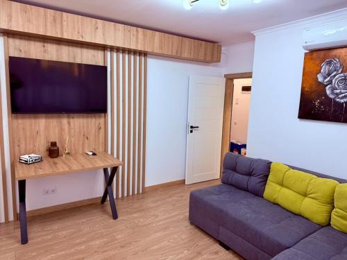 un soggiorno con un divano e un tavolo di Harmony Suite a Baia Mare
