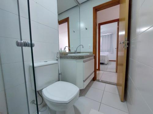 Phòng tắm tại Apartamento 2 Quantos com ar Condicionado na quadra da Praia de Itaparica