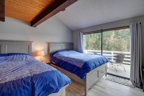 Ένα ή περισσότερα κρεβάτια σε δωμάτιο στο The Swedish Fish Getaway on Lake Saint Clair!