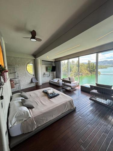 Кровать или кровати в номере Habitación en Guatape Lake Suite