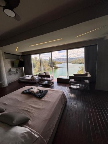 Кровать или кровати в номере Habitación en Guatape Lake Suite