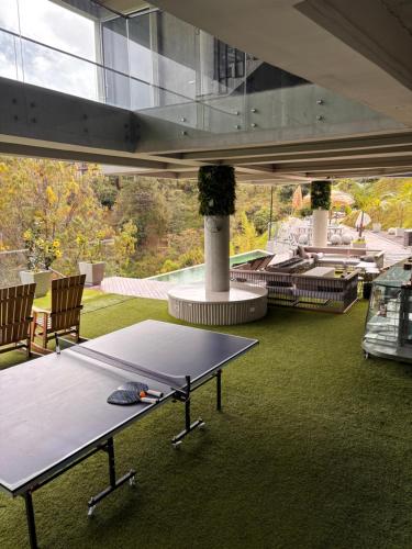 una mesa de ping pong en medio de un edificio en Habitación en Guatape Lake Suite, en Guatapé