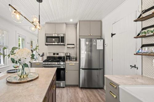 Køkken eller tekøkken på Adorable Updated Cottage Walk to Water