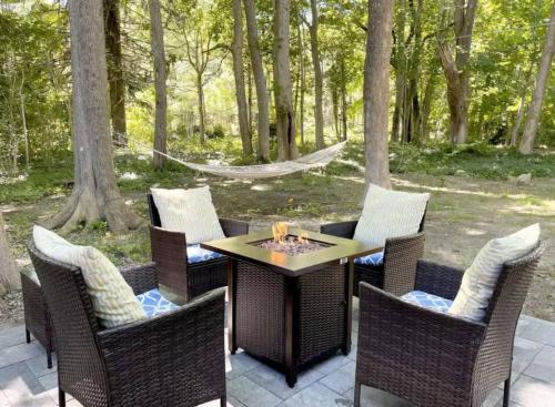 En have udenfor Adorable Updated Cottage Walk to Water