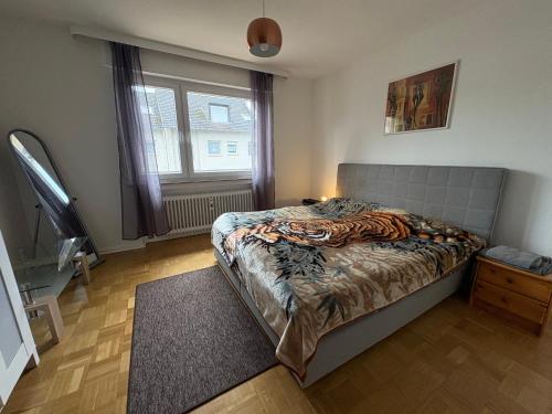 um quarto com uma cama e uma janela em Drei- Zimmer apartment self check-in, in Bad Oeynhausen Südbahnhof em Bad Oeynhausen