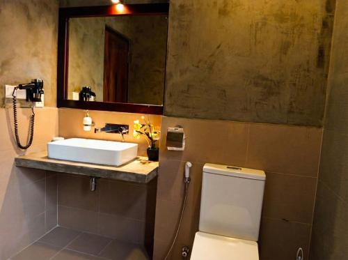 Ένα μπάνιο στο Cozy Modern Home in Thalawathugoda - Midtown Trace Stay