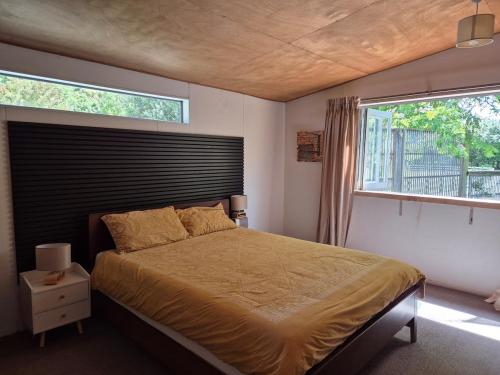 Un pat sau paturi într-o cameră la Peony Summer Paradise