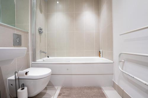 Un baño con bañera, inodoro y lavabo. en Leeds City Views - Riverside Living - Sleeps 8 - Balcony, en Central Station