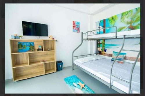 Un pat sau paturi într-o cameră la Taguilon Hidden Beach Cove Resort