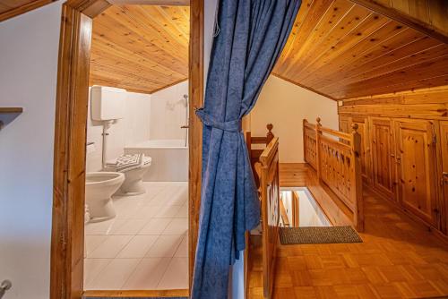 a bathroom with a toilet and a tub and a sink at Chalet Edera Myholidaylivigno in Livigno