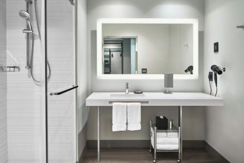 Koupelna v ubytování AC Hotel by Marriott Auburn