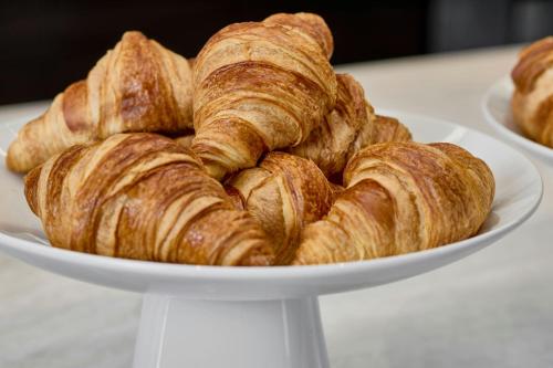 オーバーンにあるAC Hotel by Marriott Auburnの白皿クロワッサン