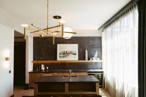 デンバーにあるClayton Hotel & Members Clubのシンクと大きな窓のあるキッチン