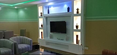 TV a/nebo společenská místnost v ubytování Yommite Suites & Apartments