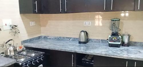 Kuchyň nebo kuchyňský kout v ubytování Yommite Suites & Apartments