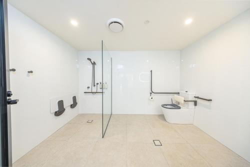 un bagno con doccia in vetro e WC di Picnic Bay Hotel a Picnic Bay