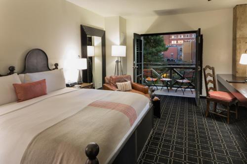 Postel nebo postele na pokoji v ubytování Hotel Valencia Riverwalk