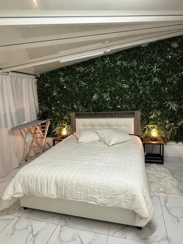 Un pat sau paturi într-o cameră la Modern suite with private Jacuzzi garden