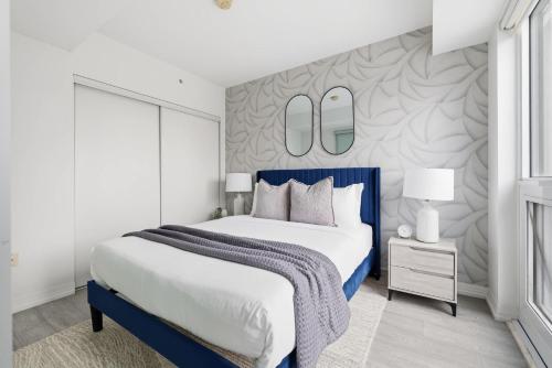 Postel nebo postele na pokoji v ubytování Modern Downtown Condo Walk to Eaton Centre & TMU