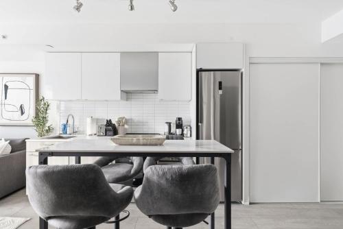 Kuchyň nebo kuchyňský kout v ubytování Modern Downtown Condo Walk to Eaton Centre & TMU