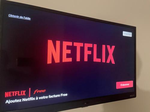 una pantalla de televisión con el signo netflix en ella en Incroyable vue, en Bouliac