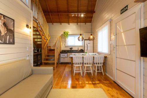 a kitchen and dining room with a table and chairs at Condado de Urubici - Cabana in Urubici