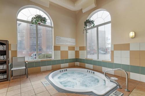 Koupelna v ubytování Best Western Plus Pembina Inn & Suites