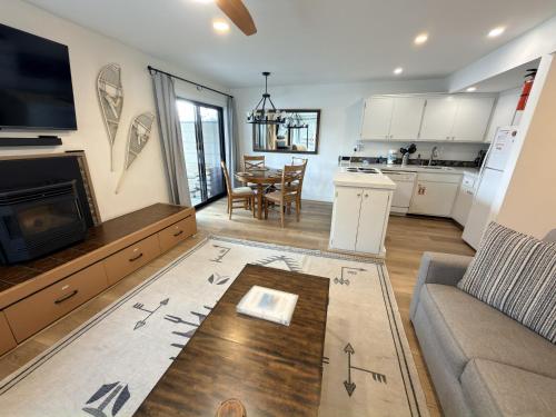 Η κουζίνα ή μικρή κουζίνα στο Fireside Condo at the Village - Remodeled