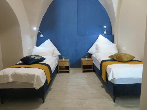 En eller flere senge i et værelse på אחוזת פנורמה בצפת העתיקה