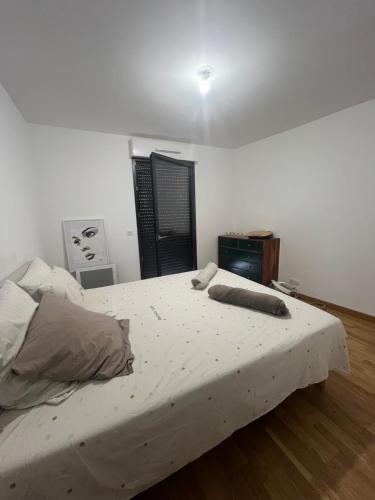 ein Schlafzimmer mit einem großen Bett in einem Zimmer in der Unterkunft T2 avec vue panoramique in Ajaccio