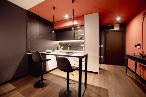 ノヴィサドにあるKronのキッチン(テーブル、椅子2脚付)