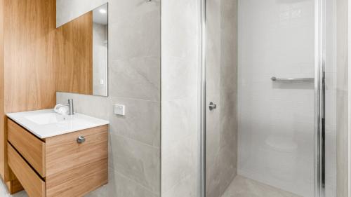 Elizabeth Beach Guest House في Elizabeth Beach: حمام مزود بدش ومغسلة