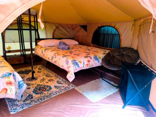 una habitación con dos camas en una tienda de campaña en Monstera Forest Lodge, en Fortuna