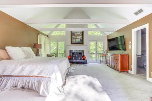 Schlafzimmer mit einem Bett, einem TV und einem Kamin in der Unterkunft 3 Mi to Roswell Riverwalk Spacious Getaway! in Roswell