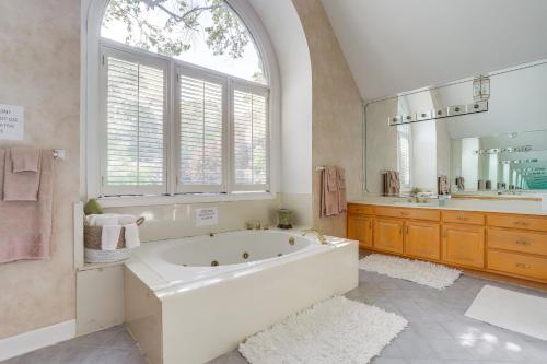 ein großes Bad mit einer großen Badewanne und einem großen Spiegel in der Unterkunft 3 Mi to Roswell Riverwalk Spacious Getaway! in Roswell