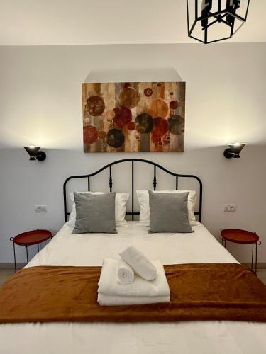 En eller flere senge i et værelse på Adora Residence Modern Suite