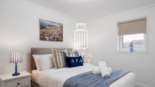 En eller flere senge i et værelse på The Den at the Harbour