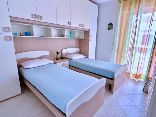 a room with two beds in a hospital room at ChiarAmare Vacanza, casa con Idromassaggio, vicino Maldive del Salento in Torre Pali