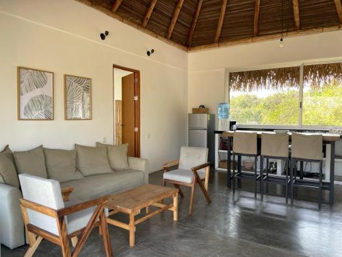 un soggiorno con un divano e un tavolo di Malanah Casa en la playa y laguna! a El Morro